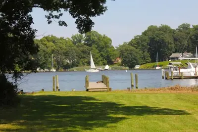 Image de Calme relaxant Waterfront Swiss Chalet- Automne / hiver Promotions hebdomadaires et mensuelles!