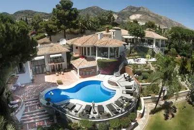 Image de Extravagante architecture espagnole Ocean View Villa. Immense jardin et piscine chauffée