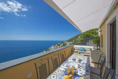 Image de Accueil sur la côte amalfitaine dans un endroit spectaculaire avec vue sur Furore