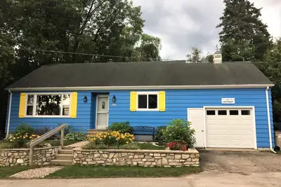 Image de Vues sur la plage, accès au parc riverain, commodité du centre-ville!