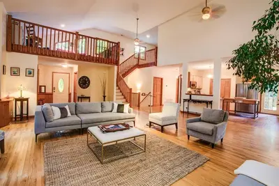 Image de Blackberry Lodge - Une luxueuse cabine contemporaine Asheville avec bain à remous et salle de jeux