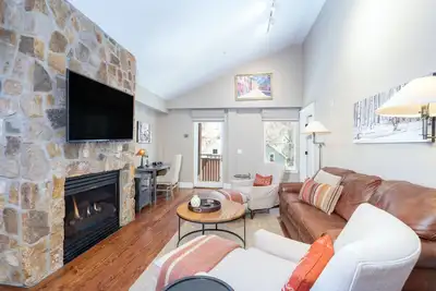 Image de Condo de luxe au dernier étage au River Club - 302