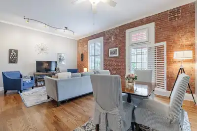 Image de 1/2 bloc de la rue Main au coeur du centre-ville