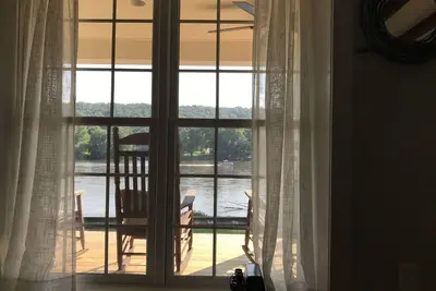 Image de Feuillage d'automne et les vacances sur la rivière Delaware à la Maison Milford