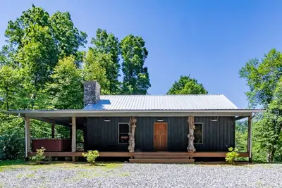 Image de Nuit silencieuse; Cabine privée avec vue sur la montagne, bain à remous et foyer  Marshall & Mars Hill