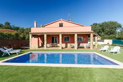 Image de Belle maison de vacances privée pour 10 personnes avec piscine privée, Wifi, Tv, patio et parking