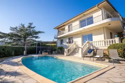 Image de Belle maison de vacances privée avec piscine privée, Wifi, Tv, terrasse, animaux admis et parking