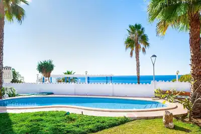 Image de Maison de vacances privée avec bain à remous, Wifi, climatisation, piscine privée, Tv, terrasse