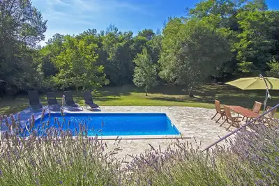 Image de Belle maison de vacances pour 6 personnes avec Wifi, climatisation, piscine privée, Tv et terrasse
