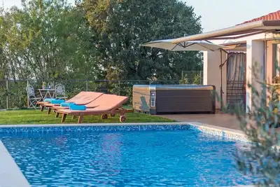 Image de Villa moderne de Rovigno avec piscine, bain à remous et vue sur la mer