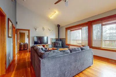 Image de Maison tranquille avec WiFi gratuit, cheminée extérieure et cuisine complète!