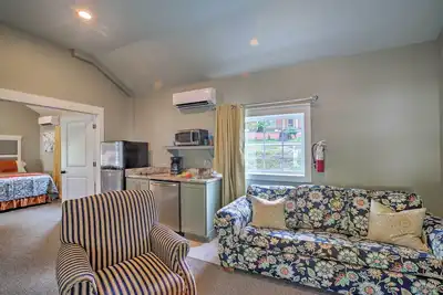 Image de Nouveau-Cosy Cottage w / Pool Access dans le centre-ville de Branson