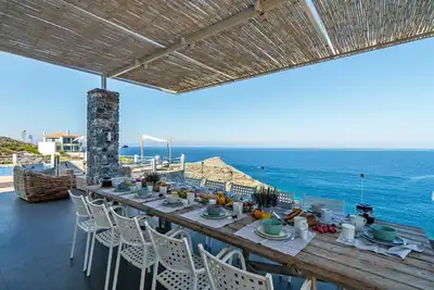 Image de Penelope, une villa en bord de mer avec une vue imprenable sur la mer et le coucher du soleil
