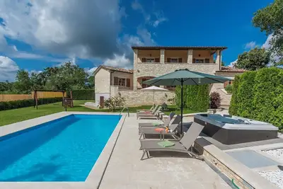 Image de Villa moderne Vernier avec piscine et grand jardin paysager