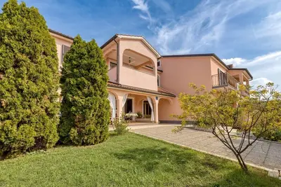 Image de Appartement complexe Silva Rovinj / Appartement Silva V avec balcon et vue sur le jardin