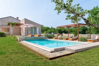 Image de Villa Marten avec jardin clôturé et piscine privée à débordement