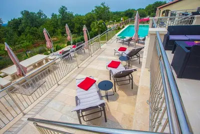 Image de Villa Sunce avec piscine commune à Kastelir / Appartement Sunce I avec piscine commune pour un couple
