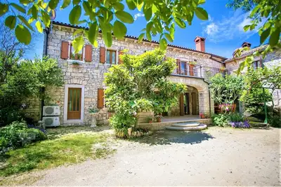 Image de Maison de vacances en pierre Mendula avec grande terrasse