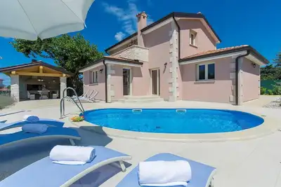 Image de Villa Contessa avec beau jardin et cheminée