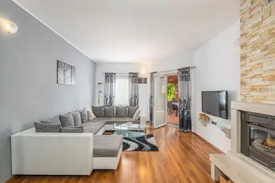 Image de Complexe d'appartements Villa Visnjan avec piscine / Appartement Visnjan Iii avec terrasse en face de la piscine