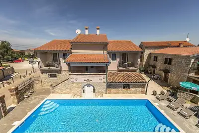 Complexe d'appartements Valtrazza avec piscine commune / Appartement moderne Noemi Ii à Villa Valtrazza avec vue sur la piscine