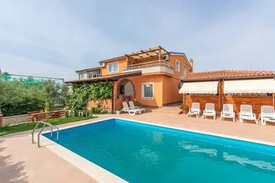 Image de Complexe d'appartements Villa Visnjan avec piscine / Appartement Visnjan I au premier étage avec vue sur la piscine