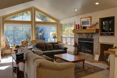 Image de Belle maison familiale avec des vues incroyables sur Baldy - 4 brm / 3 bath
