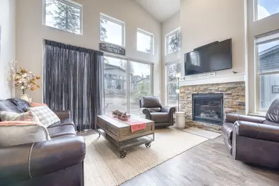 Image de Nouvellement construit condo 2 chambres à Rendezvous! Minutes de ville et station!