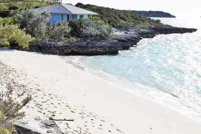Image de Cottage avec vue sur l'océan sur une plage calme à quelques minutes de la natation des cochons