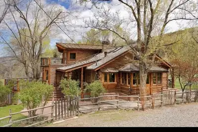 Image de Belle maison en rondins côté ruisseau, beaucoup d'espace ouvert mais seulement à quelques minutes de la ville