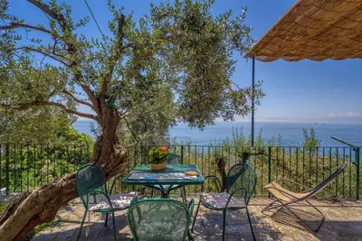Image de Gli Ulivi Home appartement de deux pièces face à la mer avec terrasse à l'étage et piscine