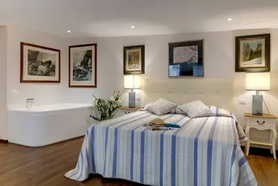 Image de Charmant, à 7 minutes du Vatican, style, confort \"Casa Quirino\"