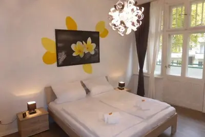 Image de 3 chambres, jusqu'à 7 personnes, luxueusement meublées, « Carnation »