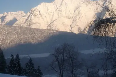 Image de Cours de ski gratuit, à côté de la piste de ski,
