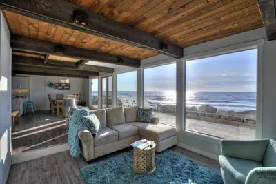 Image de Ocean House Beach House w / bain à remous privé à Luna Shores