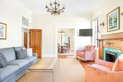 Image de Restez avec Lucky Savannah: Spacieux, appartement caché surplombant la place!