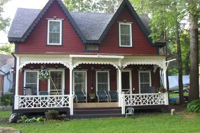 Cottage familial au bord du lac restauré de 4 chambres sur le lac Sunapee à Blodgett Landing