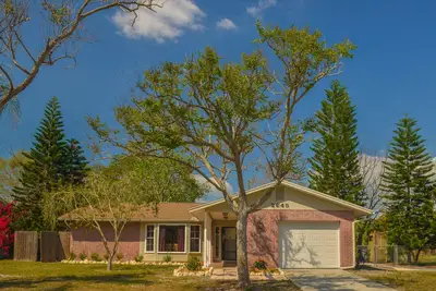 Image de Charmant bungalow en Floride avec piscine et cour clôturée.