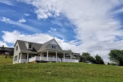 Image de Maison tranquille à Harrisonburg avec des vues spectaculaires sur la vallée de Shenandoah.