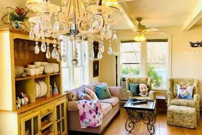 Image de À quelques pas du théâtre, charmant, super propre, grand mobilier!