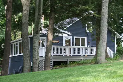 Image de Brower Cottage - Terrain boisé isolé au bord du lac sur le lac Hutchins près de Saugatuck