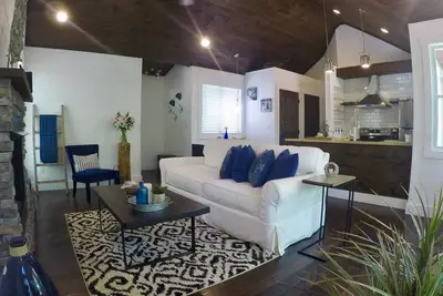 Image de Foret Cottage * L'escapade idéale pour un couple! Nouveau Hot Tub