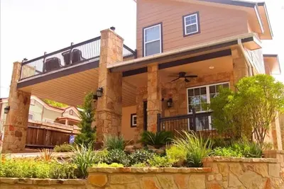 Image de Meilleur emplacement à Austin! Grande maison, pour 10 personnes, 4 chambres / 5 salles de bain, grand balcon avec