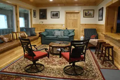 Image de River Rock Chalet, belle-suite avec 2 chambres, 1 salle de bain, cuisine, terrasse et véranda.