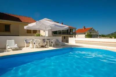 Image de Joli appartement avec climatisation, piscine, Wifi, terrasse et animaux admis