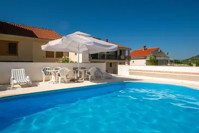 Image de Joli appartement pour 4 personnes avec Wifi, piscine, climatisation, terrasse et animaux admis