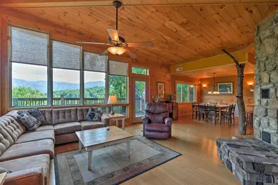Image de Gatlinburg Cabin w / Pvt Hot Tub, Mtn Views, & Pool!