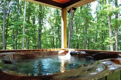 Image de Montagnes, paix et vie privée! Parfait pour les couples et les familles. Spéciaux de mi-semaine!