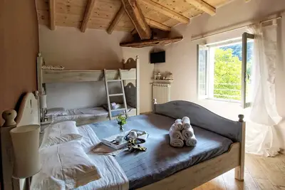 Image de Chambres confortables à l'intérieur d'une ferme rénovée / piscine partagée