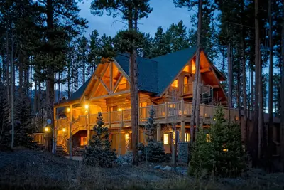 Image de Tarifs Walk to Slopes, Luxe Log Home, Close to Main Street, Voir réduit!
